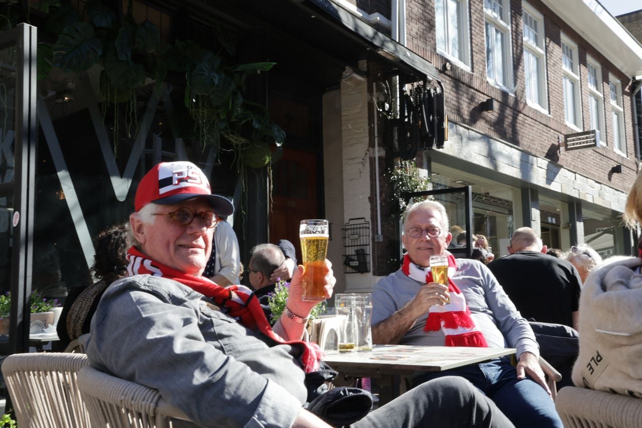 Peter (linksvoor) en Frans pakken een pintje op PSV de kampioenen (foto: Lobke Kapteijns). 