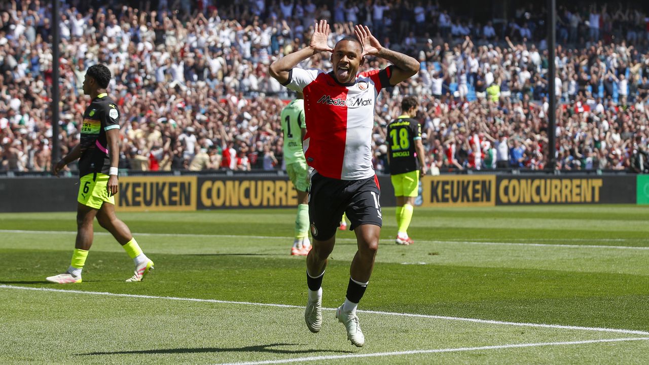 Igor Paixão viert de 1-0 met op de achtergrond teleurgestelde PSV-spelers. (Foto: ANP, Bart Stoutjesdijk)