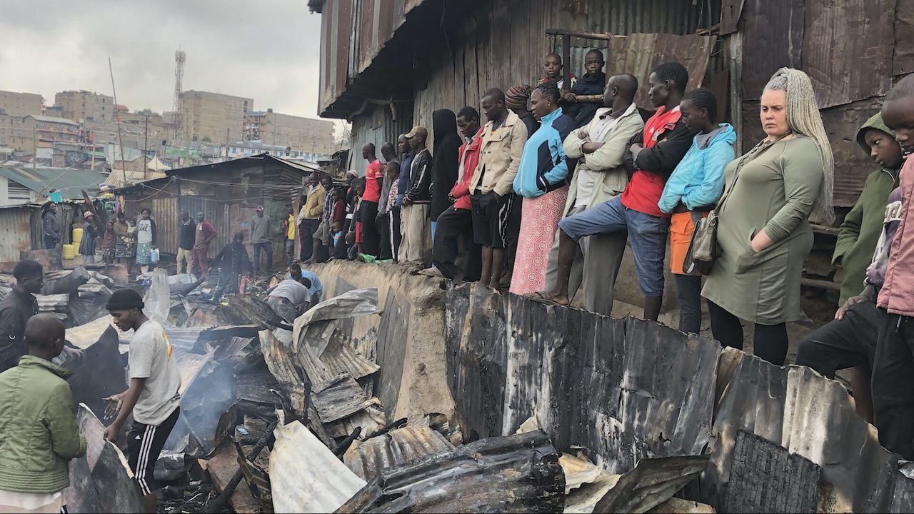 Bij de rokende puinhopen na de brand (beeld: Vergezocht/Omroep Brabant).