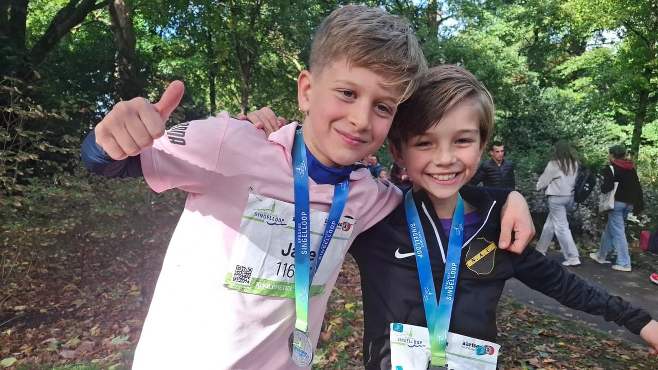 Jake en Otis renden de 10 kilometer van de Bredase Singelloop (foto: Leon Voskamp).