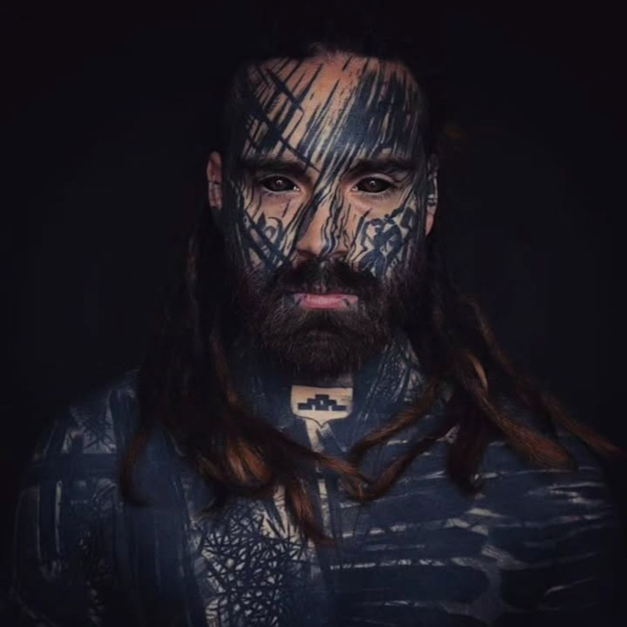 William heeft zichzelf bijna volledig zwart getatoeëerd in Brutal Black stijl (foto: Portrettenvanmars).