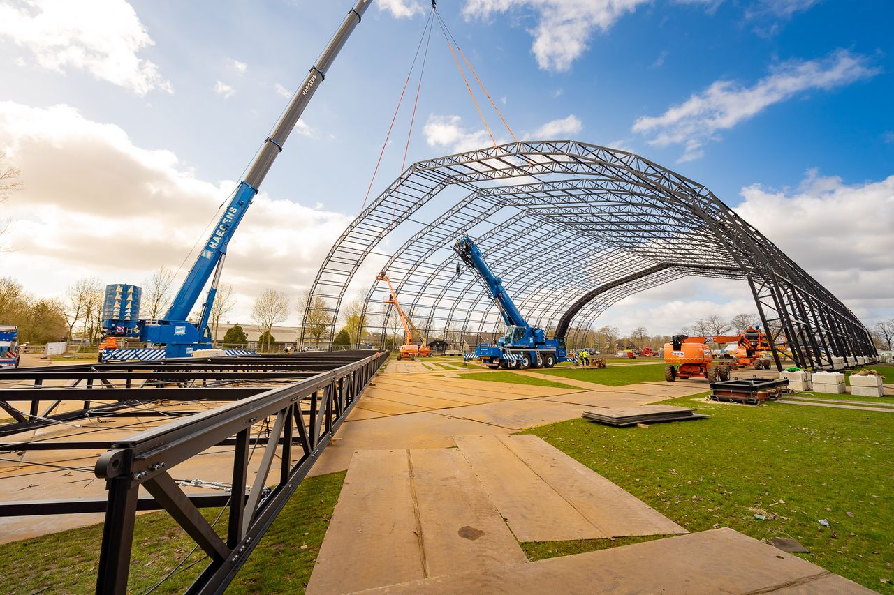 'The Giant' tijdens de opbouw op Paaspop (foto: BNL Tent Concept).