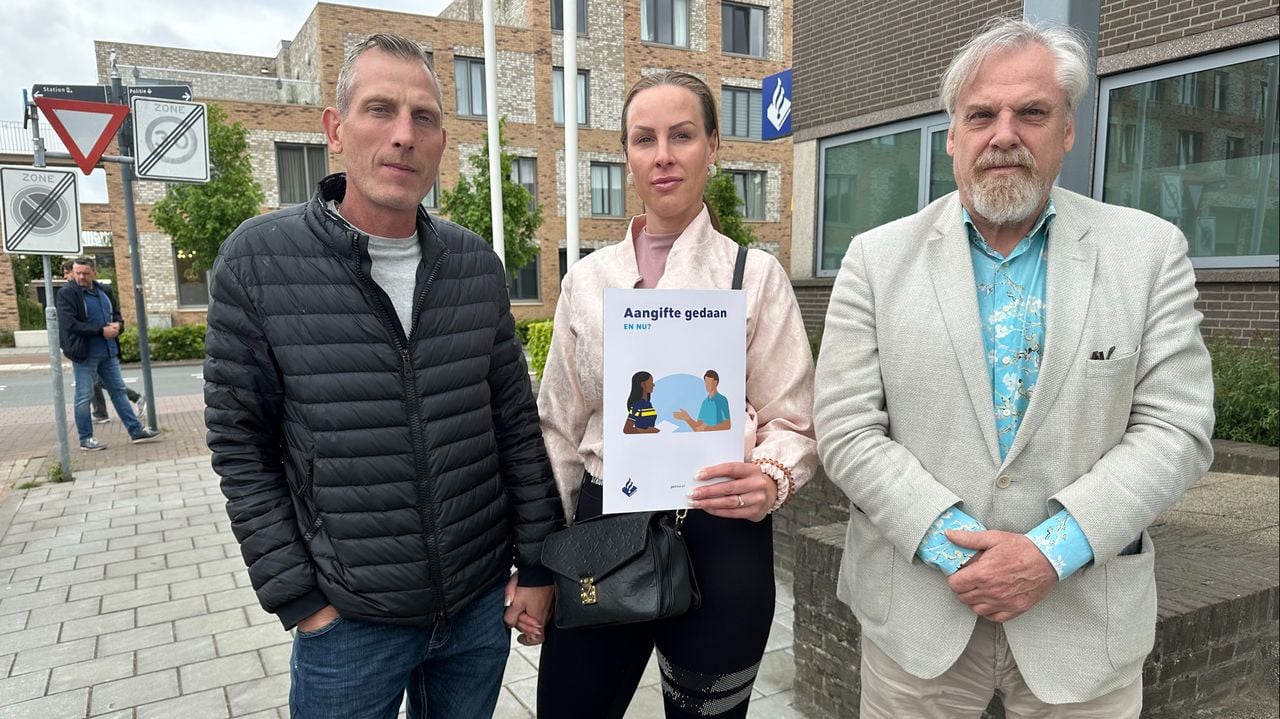 Bart en Leonie Hülters met advocaat Peter Schouten (r).