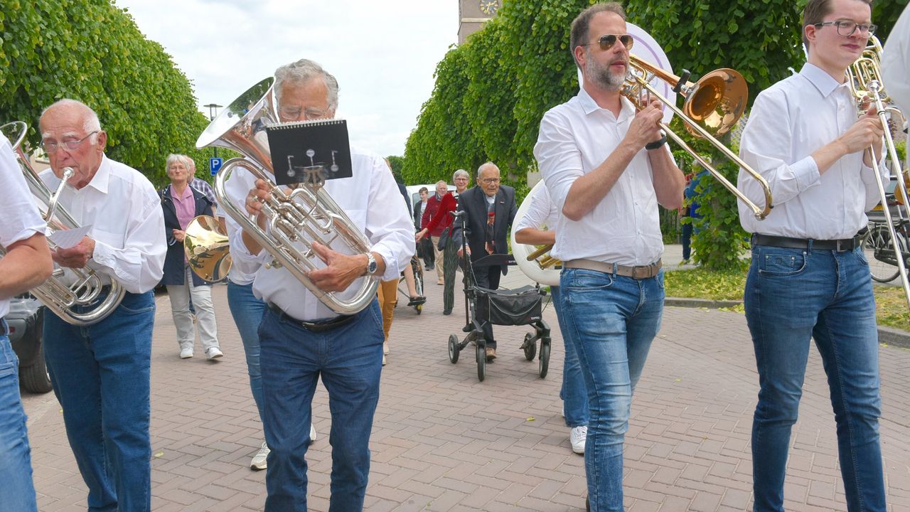 Wie honderd wordt, krijgt natuurlijk een serenade cadeau (foto: Ton Cruijsen).