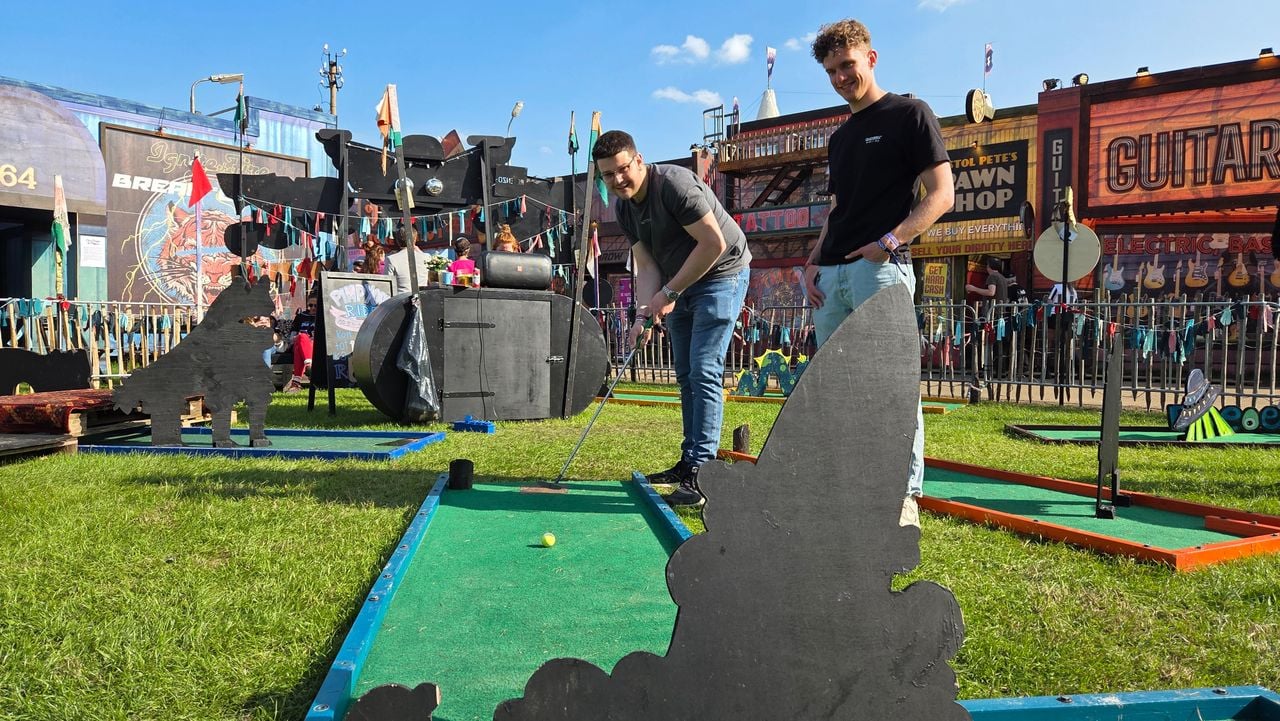 Midgetgolf op Paaspop (foto: Noël van Hooft).