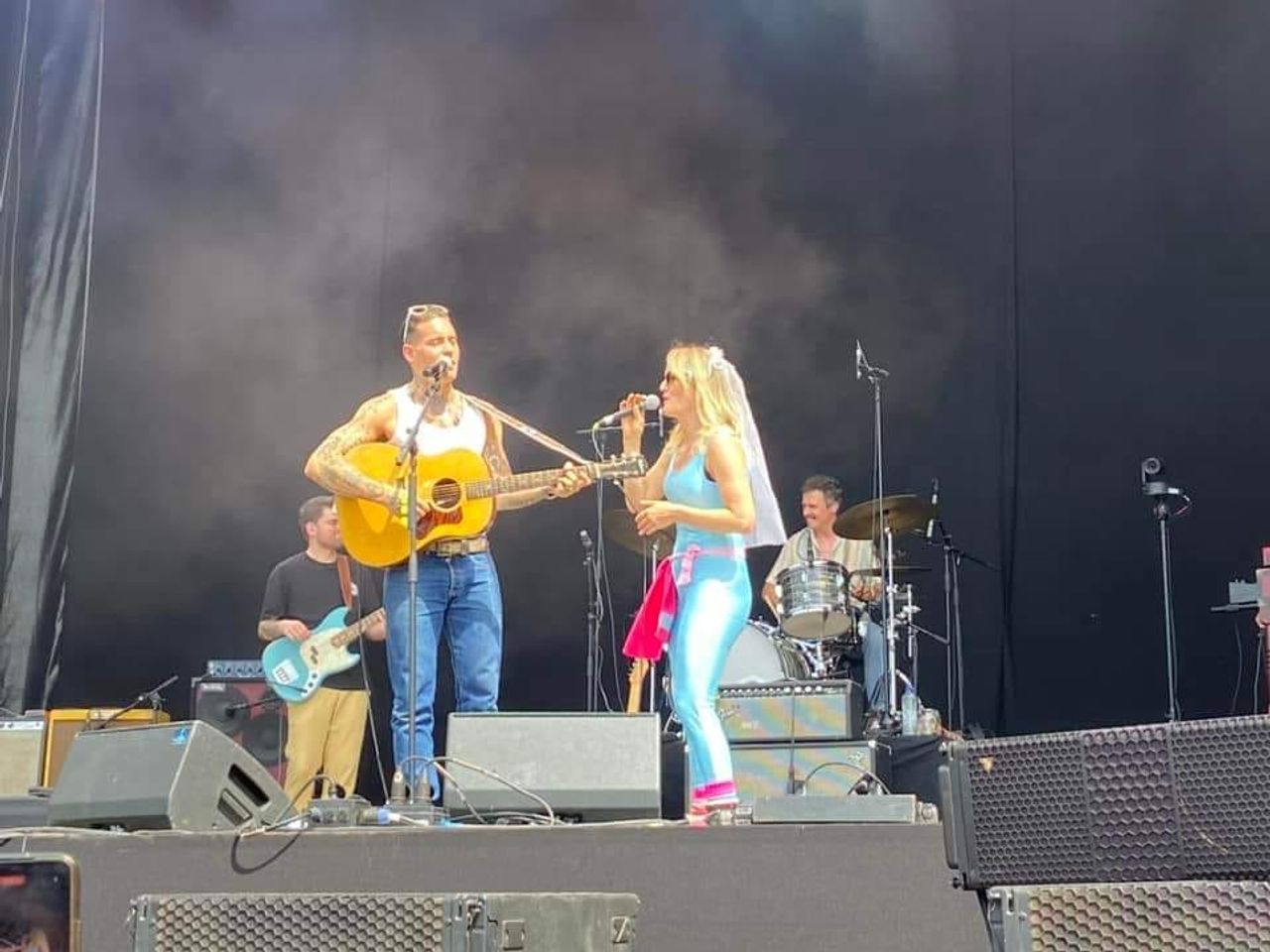 Hilde zong het nummer 'Hold me' met Douwe Bob.