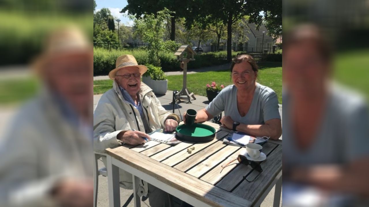 Yolanda en Henk terwijl ze Yahtzee spelen (foto: familie-archief).