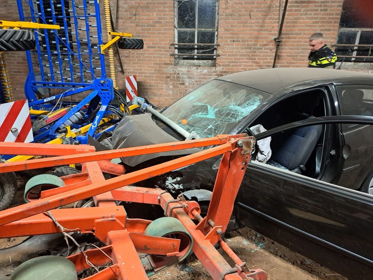 De auto van de 23-jarige man raakte total loss (foto: Jan Mulders).