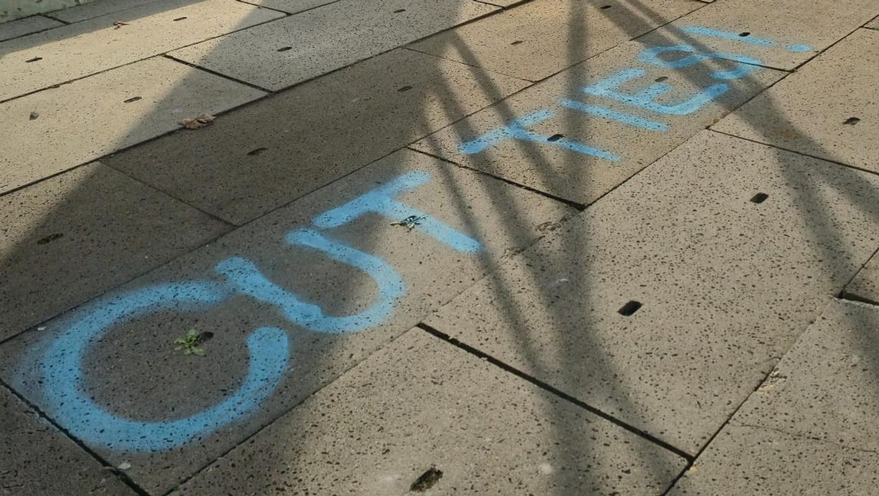 Verbreek de banden is er op de stoep gespoten (foto: University Rebellion).