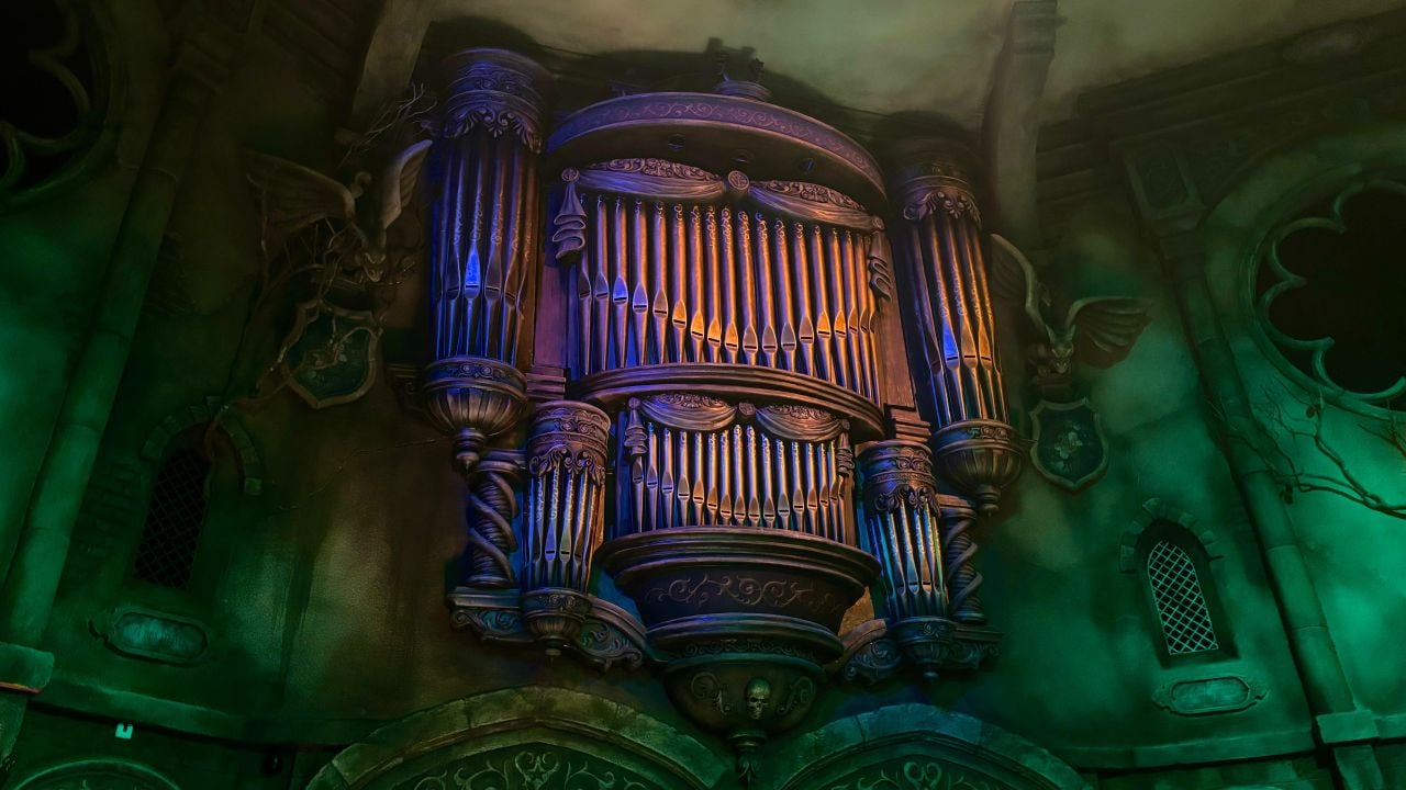 Het gigantische orgel in de kapel (foto: Sven de Laet).