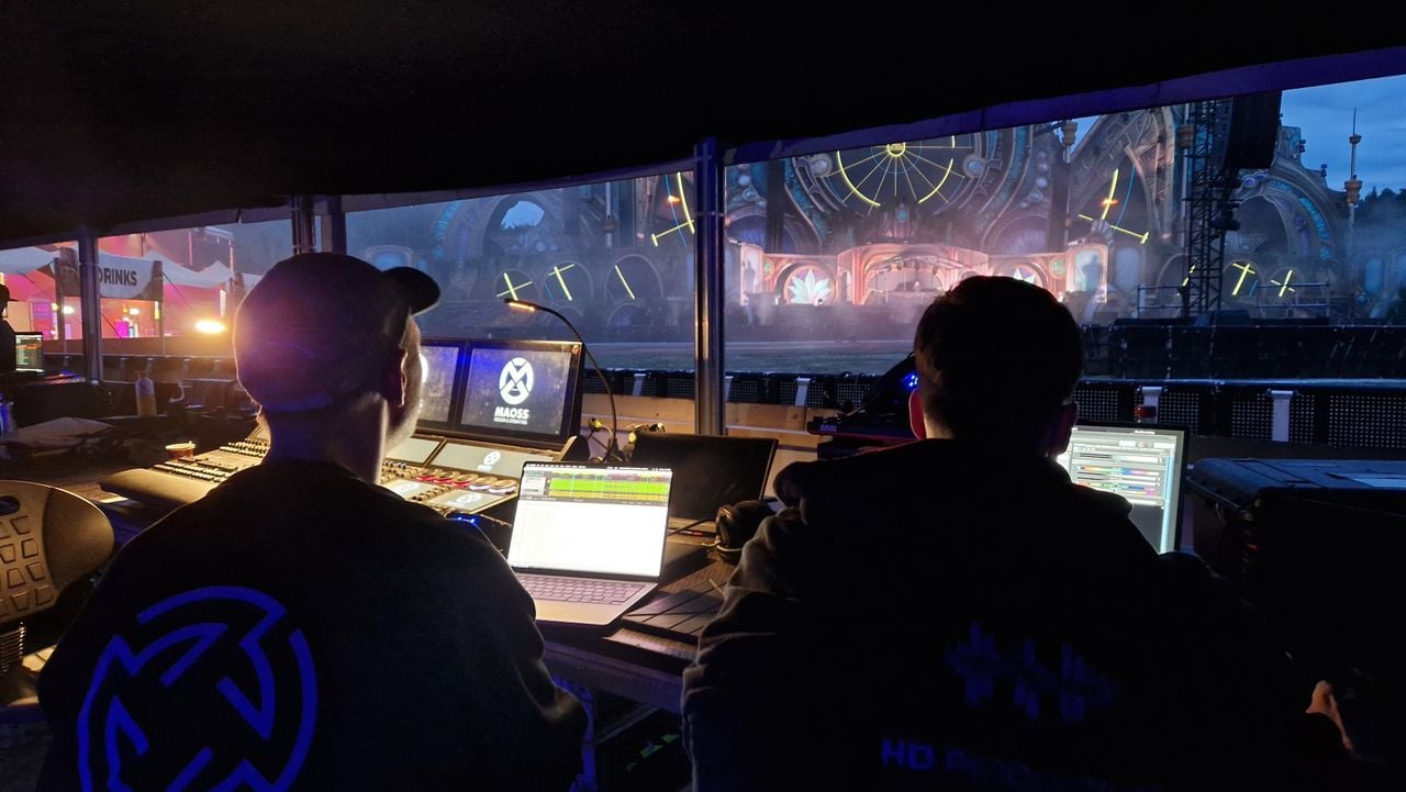 Het podium vanuit de Front of House (foto: Tom Berkers).