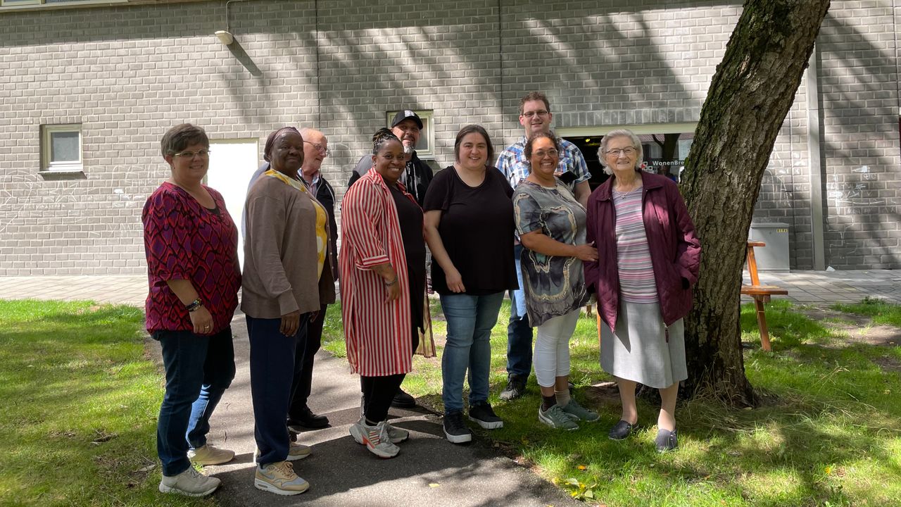 Bewoners van de Sibeliusflat en vrijwilligers van Tira mi su met rechts Nellie Pigmans (foto: Omroep Brabant).
