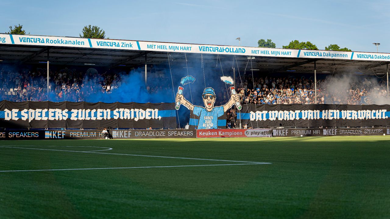 Een sfeeractie van de supporters van FC Den Bosch. (Foto: Kevin Senders/Orange Pictures)