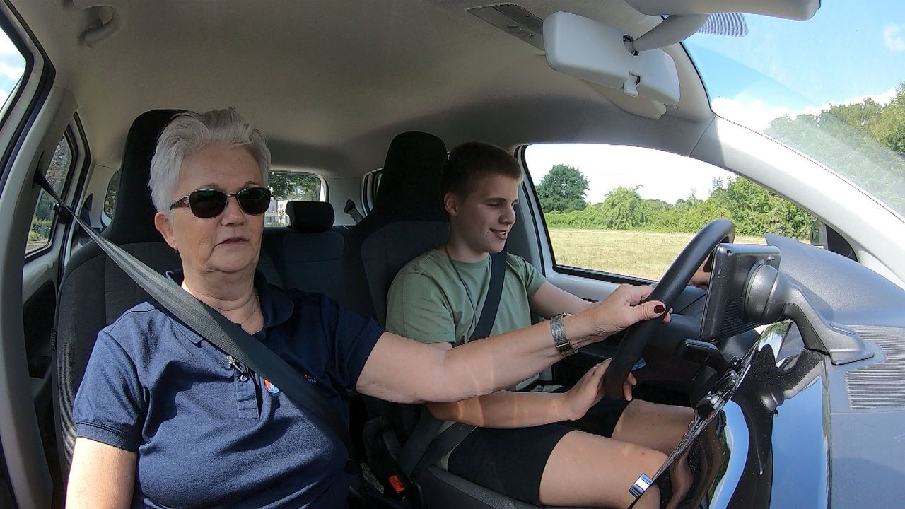 Ingrid moet helpen met sturen om te voorkomen dat er iets geraakt wordt (foto: Noël van Hooft).