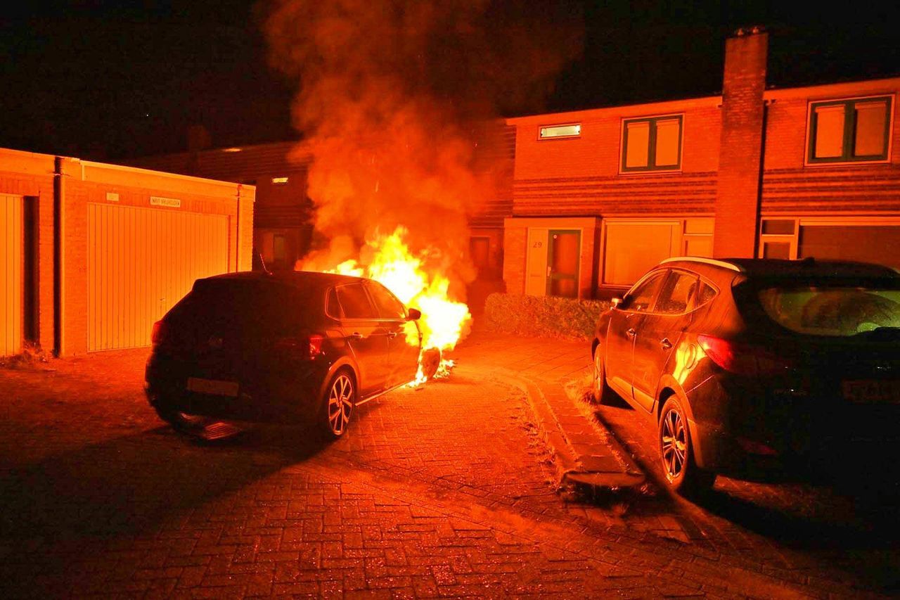 Een auto die er naast stond, werd gespaard (foto: Rico Vogels/Persbureau Heitink).