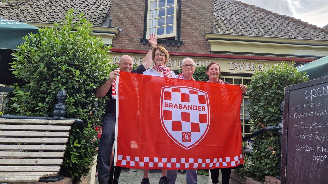 De familie Kaasjager trots voor het eetcafé (foto: Tom Berkers).