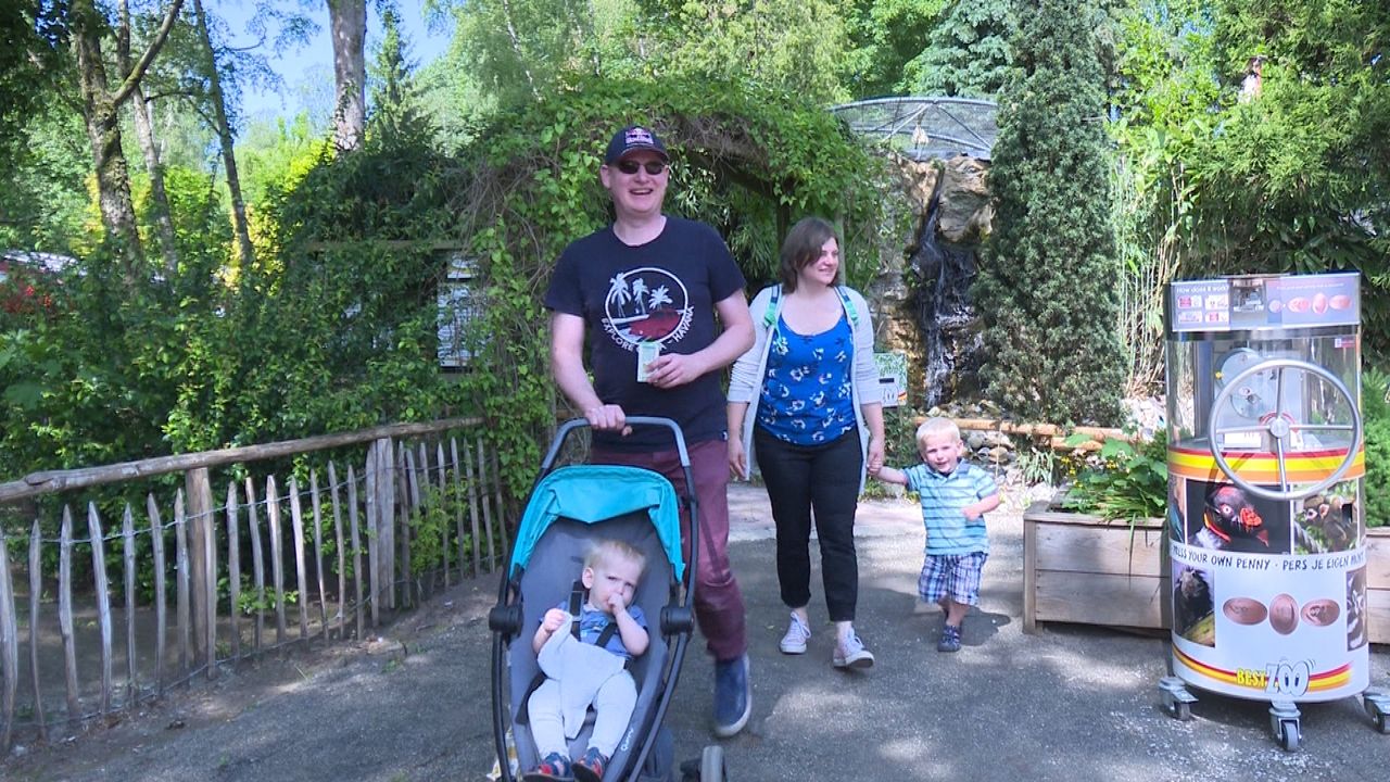 Dit gezin is een van de eerste bezoekers van het heropende BestZOO.