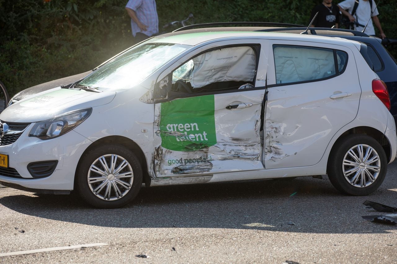 Ook deze auto liep forse schade op (foto: Christian Traets/Persbureau Heitink).