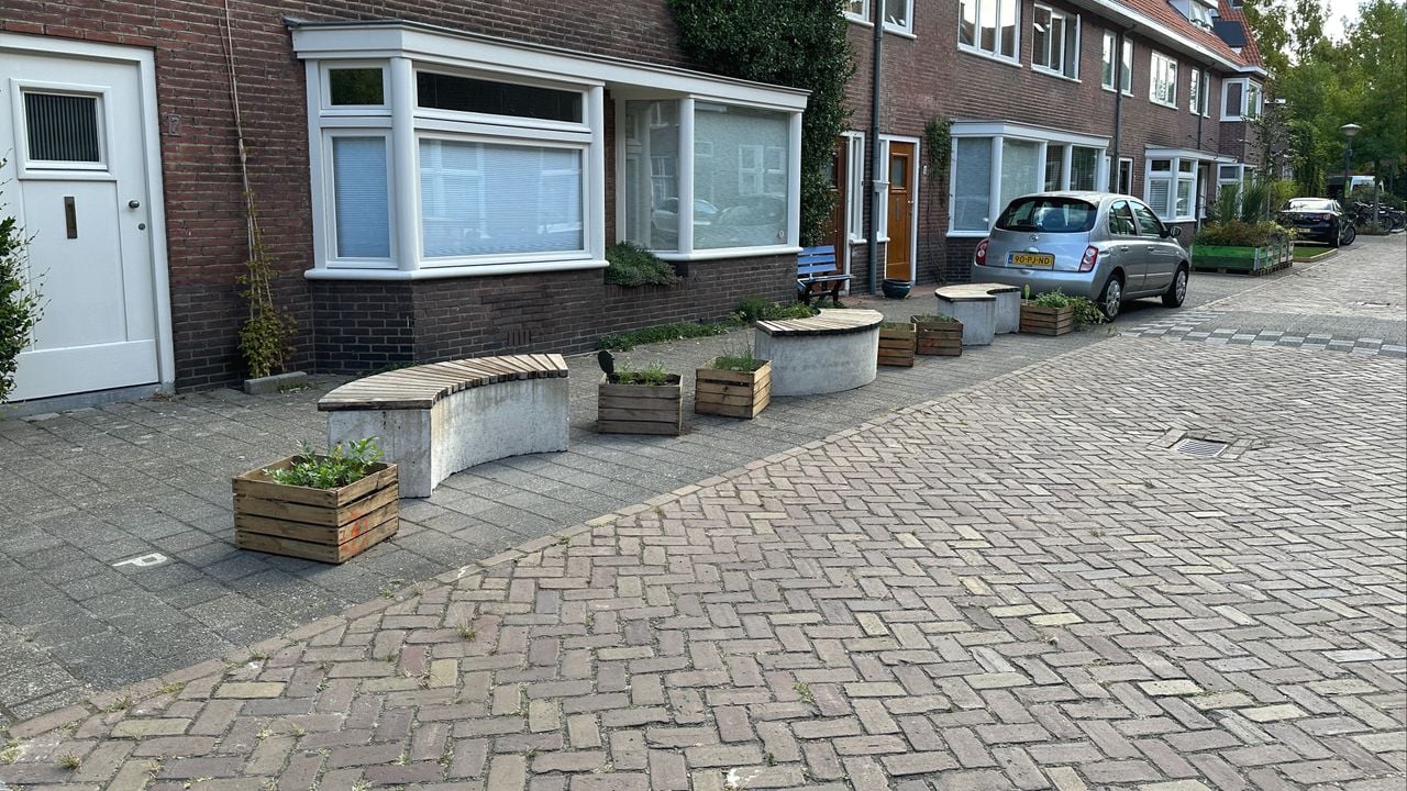 Bankjes in plaats van auto's (foto: Rogier van Son). 