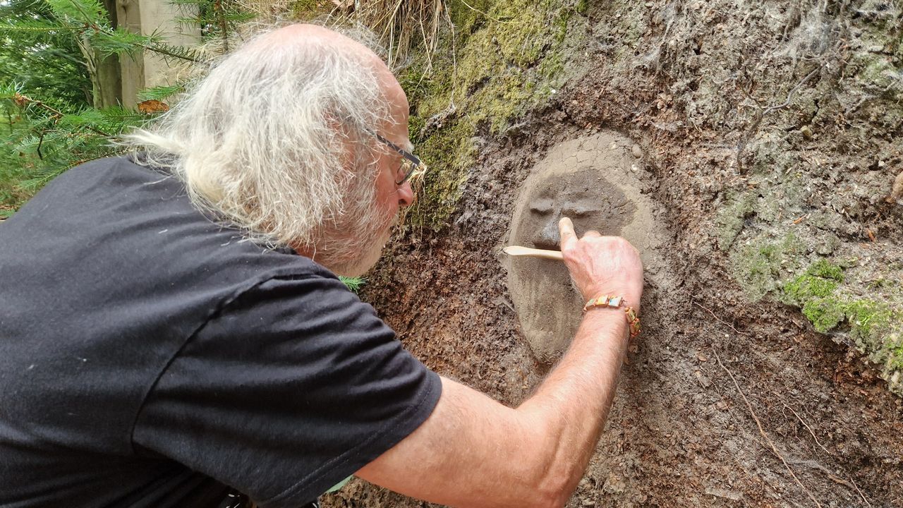 Hein aan het werk met de zwarte grond (foto: Tom Berkers).