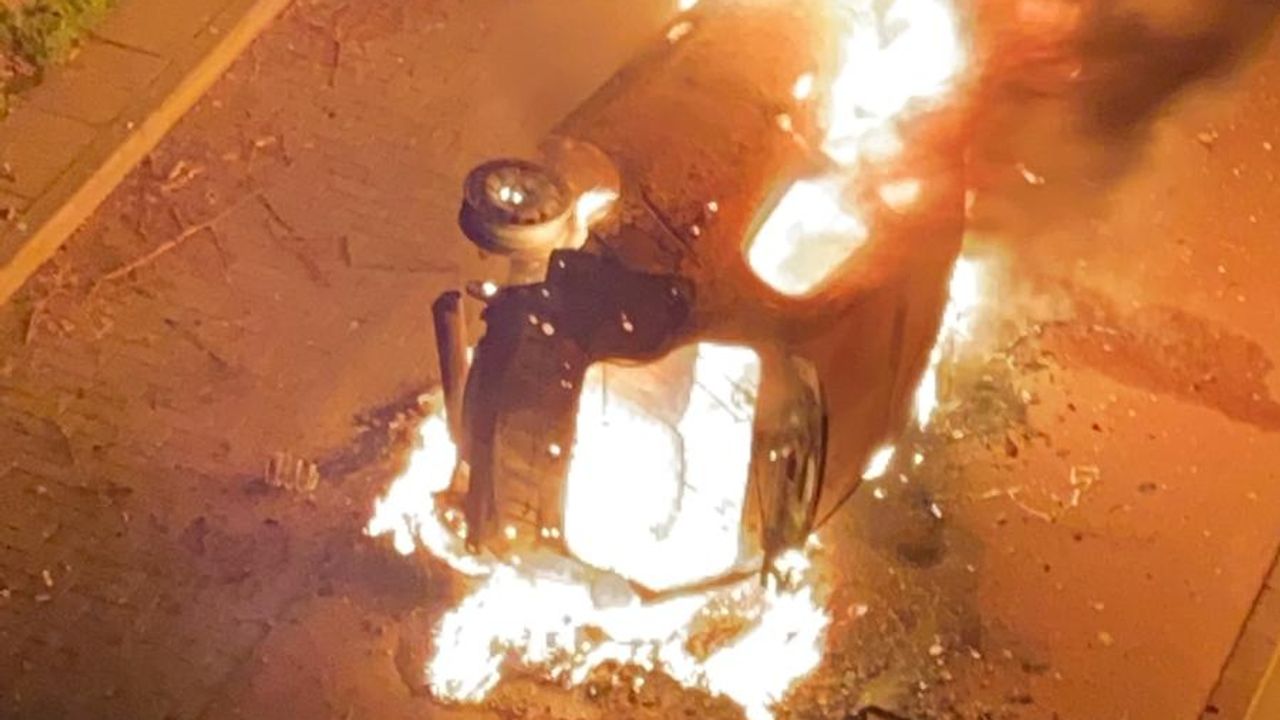 De in brand gestoken auto in Den Bosch (privéfoto). 