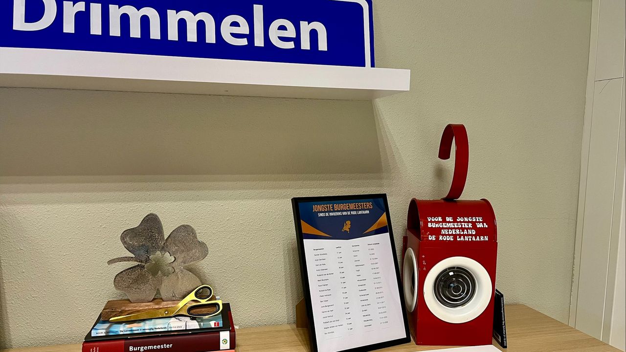 De rode lantaarn staat nog even in het gemeentehuis van Drimmelen (foto: gemeente Drimmelen).