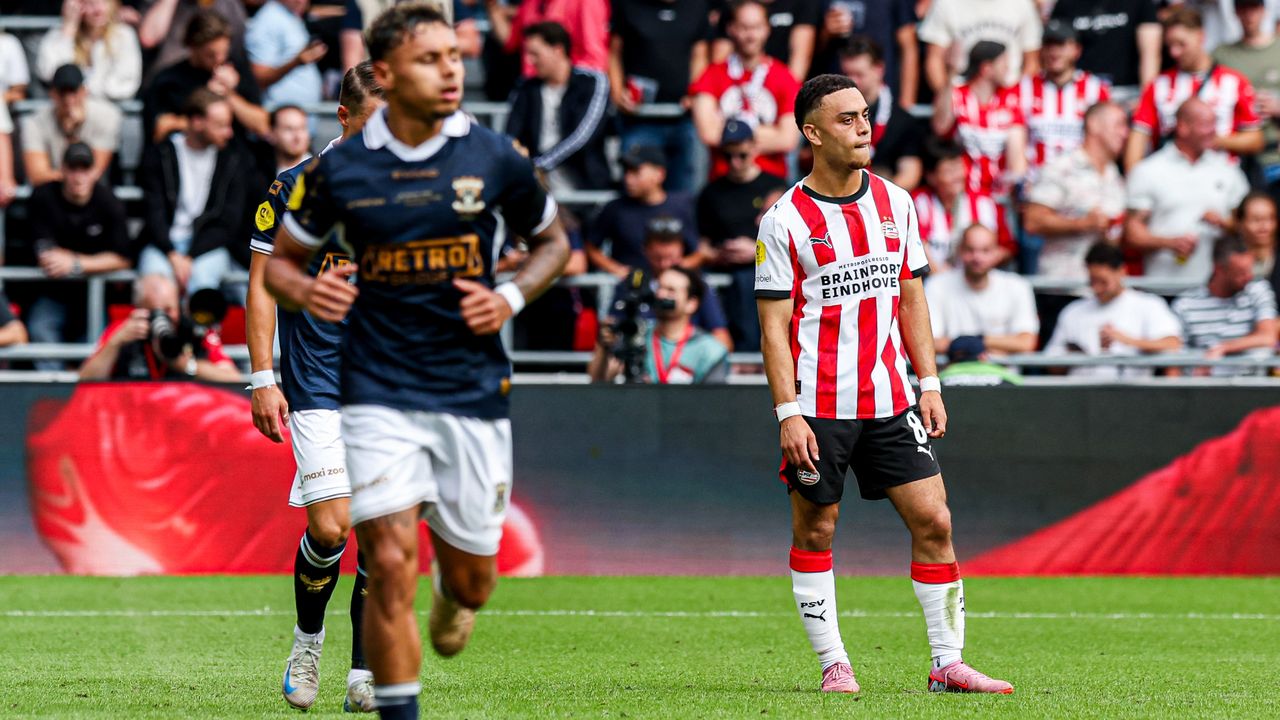 PSV-verdediger Sergino Dest baalt na de goal van Go Ahead Eagles (foto: Orange Pictures).