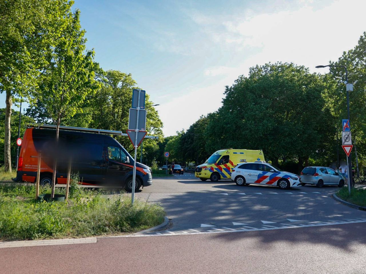 Het kruispunt werd een tijdje afgesloten (foto: Addy Smits/Persbureau Heitink).