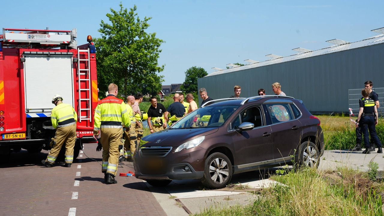 De auto in 'veilige haven' (foto: Erik Haverhals/Persbureau Heitink).