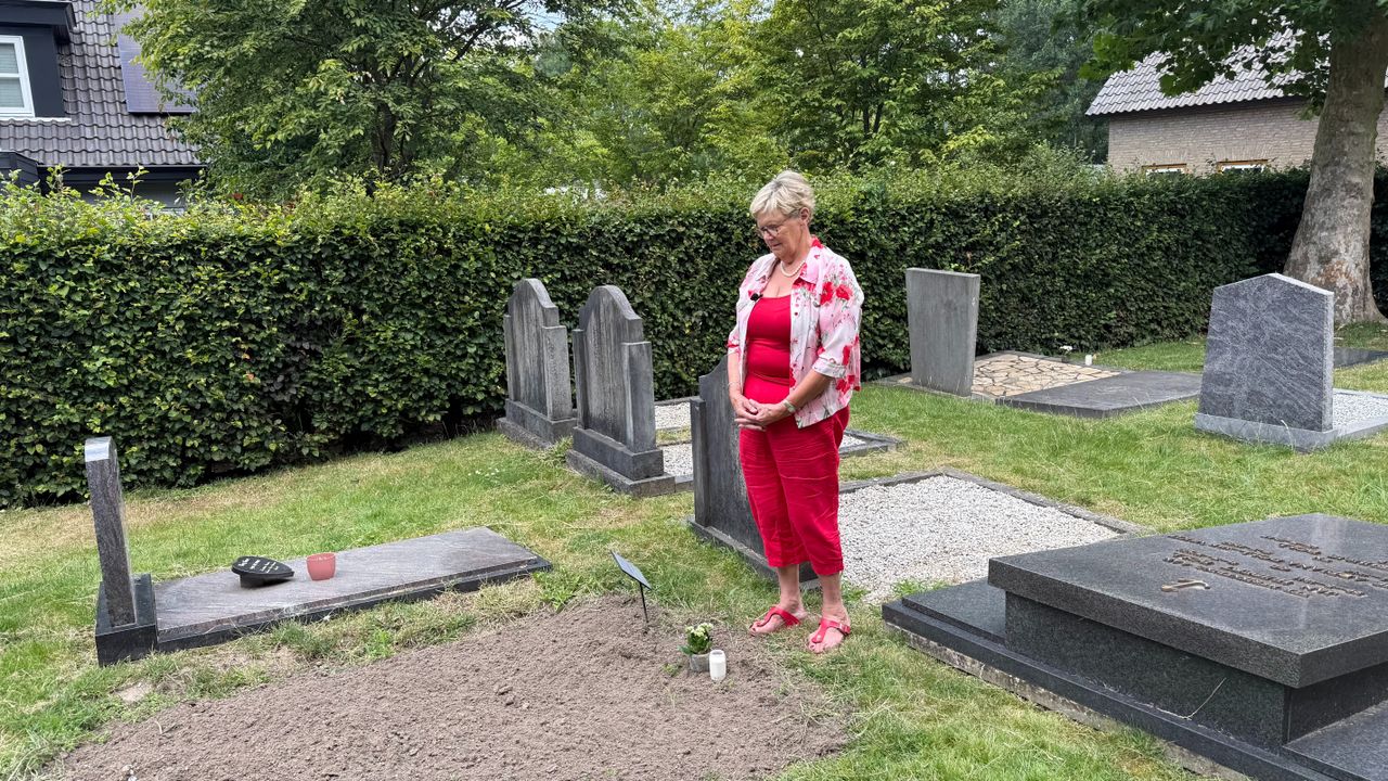 Elly bij het graf van haar schoondochter die in november vorig jaar overleed (foto: Megan Hanegraaf).