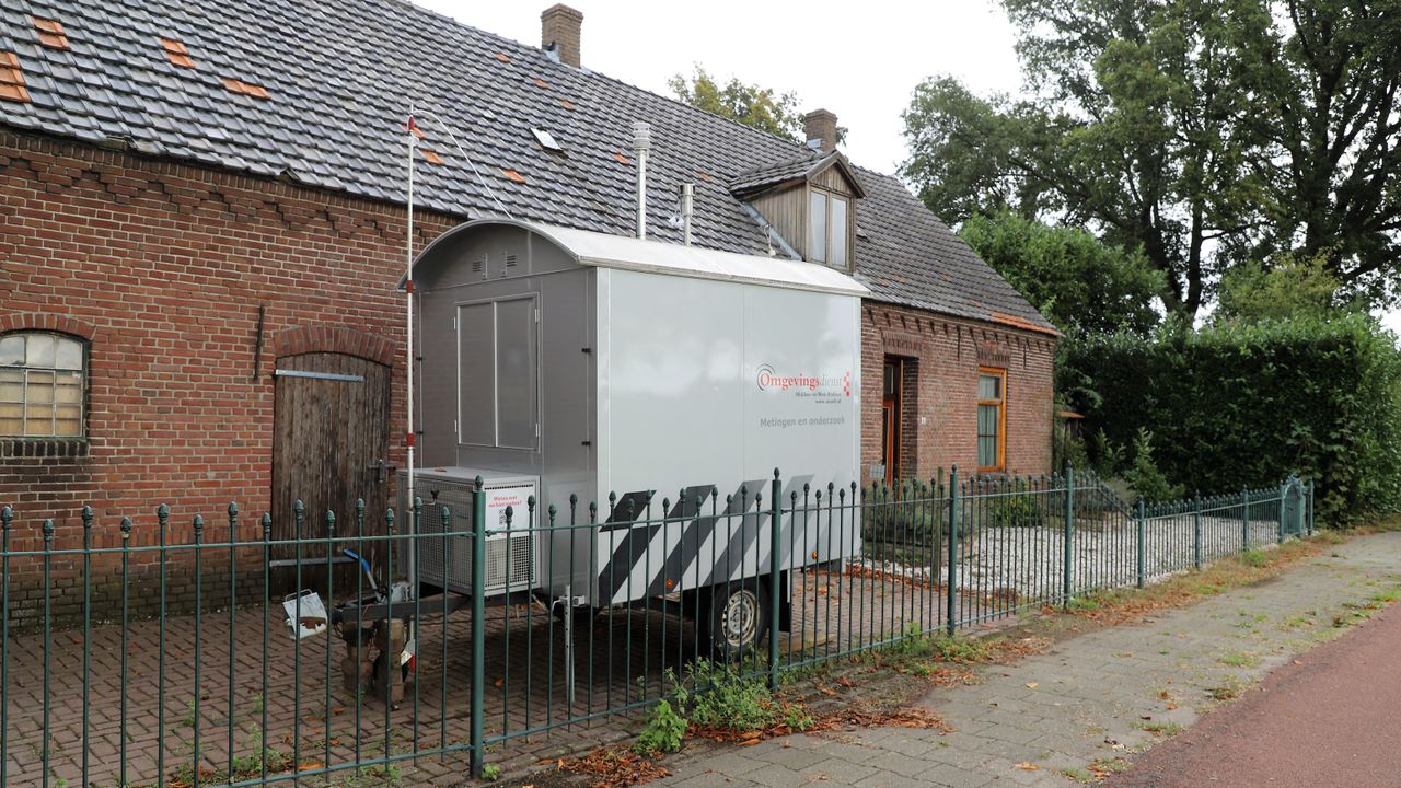 Het mobiele station van de omgevingsdienst gaat alle luchtverontreiniging meten (foto: Collin Beijk)