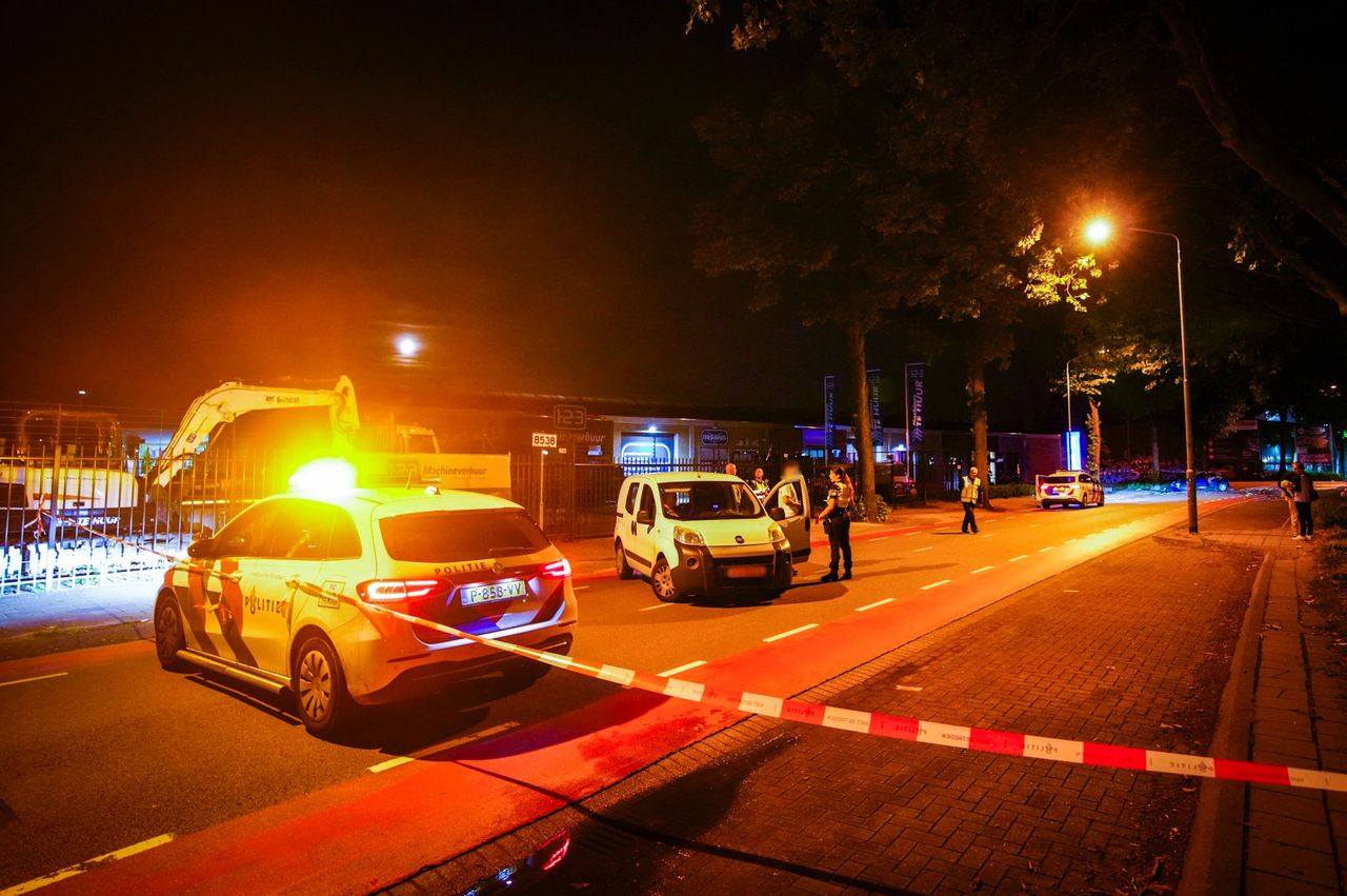 De bestuurder van de bestelbus reed door de politieafzetting op de Hastelweg in Eindhoven (foto: SQ Vision).