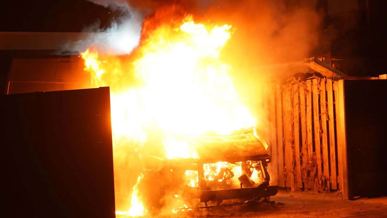 Bestelbus door brand verwoest in Oss (Foto: Gabor Heeres/SQ Vision). 