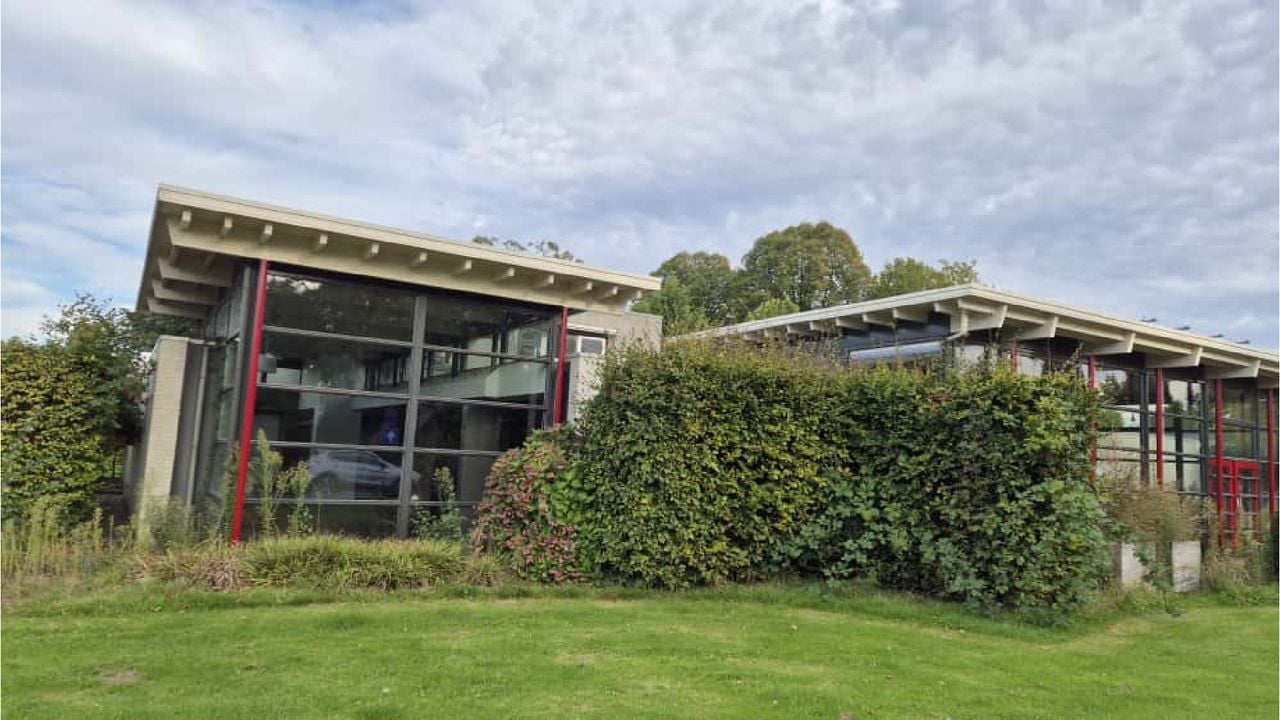 Het voormalige winkelpand, waar de Nederlandse Gereformeerde Kerk Almkerk naartoe wil verhuizen (foto: Niek de Bruijn).