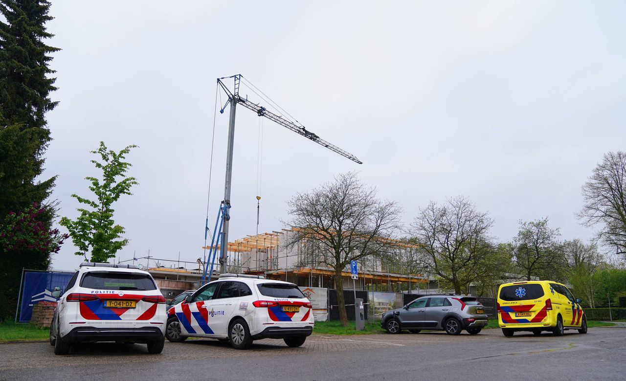 Man valt meters omlaag op bouwplaats: zwaargewond naar ziekenhuis (foto: Bart Meesters/Persbureau Heitink).