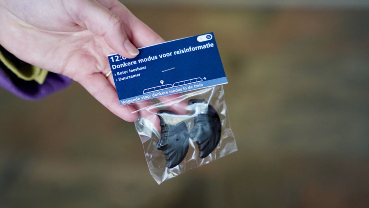 Reizigers werden getrakteerd op halve maan snoepjes (foto: NS / Arno Leblanc).