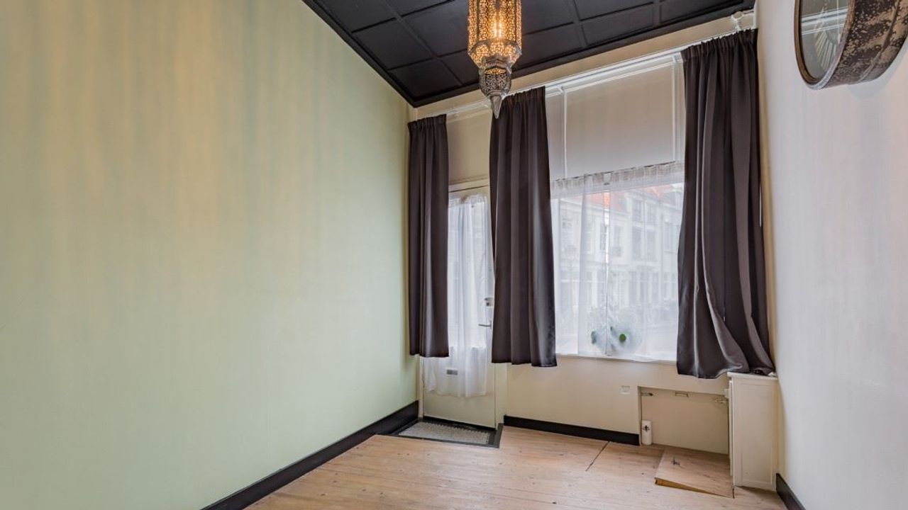 De voordeur en het raam aan de voorkant (bron: Van Kaam Makelaardij).