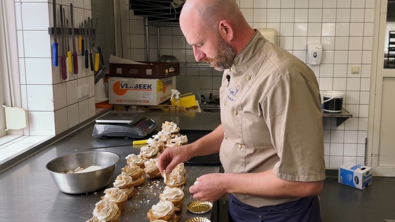 Tijs blijft zijn 'gevallen kabinetje' bij maken, wachtend op een belletje uit Den Haag (foto: Jan Peels/Omroep Brabant).