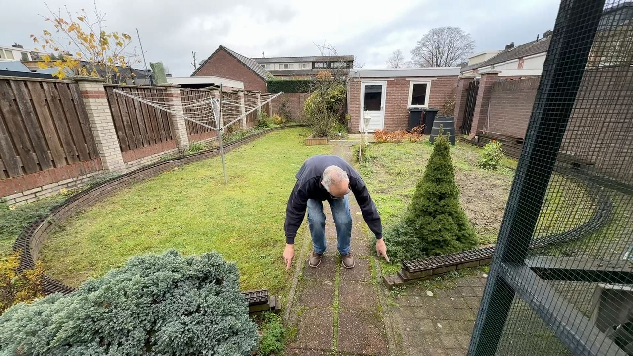 Jaap laat de rails zien die dwars door zijn achtertuin én schuur heen gaat (foto: Megan Hanegraaf).