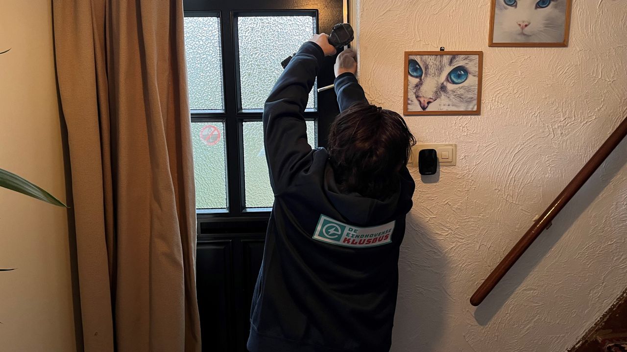 De tochtstrip wordt geplaatst (foto: Rogier van Son).