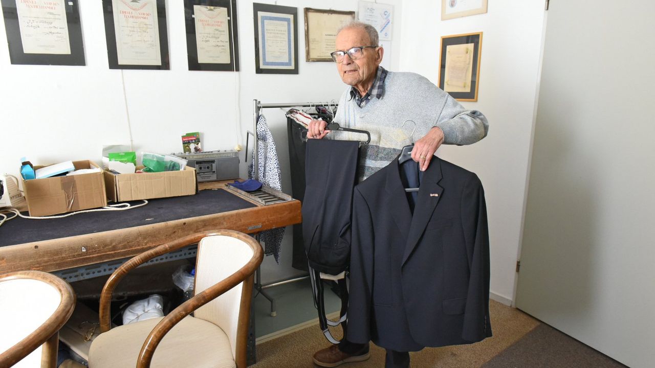 Sjaak bleef ook na zijn pensioen kleermaker (foto: Ton Cruijsen).