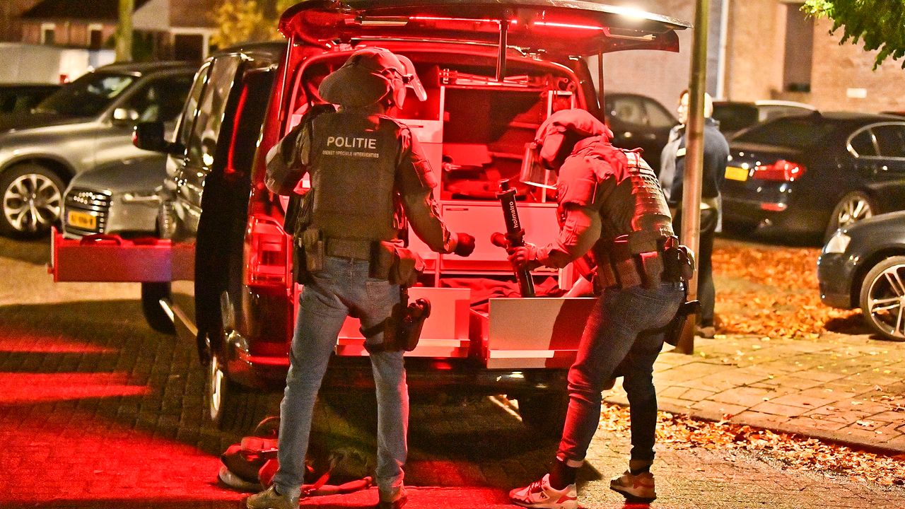 Na de melding van het geloste schot kwam een arrestatieteam naar het Crusaethof (foto: Rico Vogels/SQ Vision). 