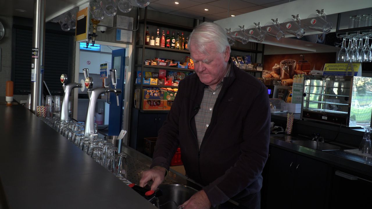 Erik Hormann achter de bar bij RKSV Sarto. (foto: Pieter Soethout)