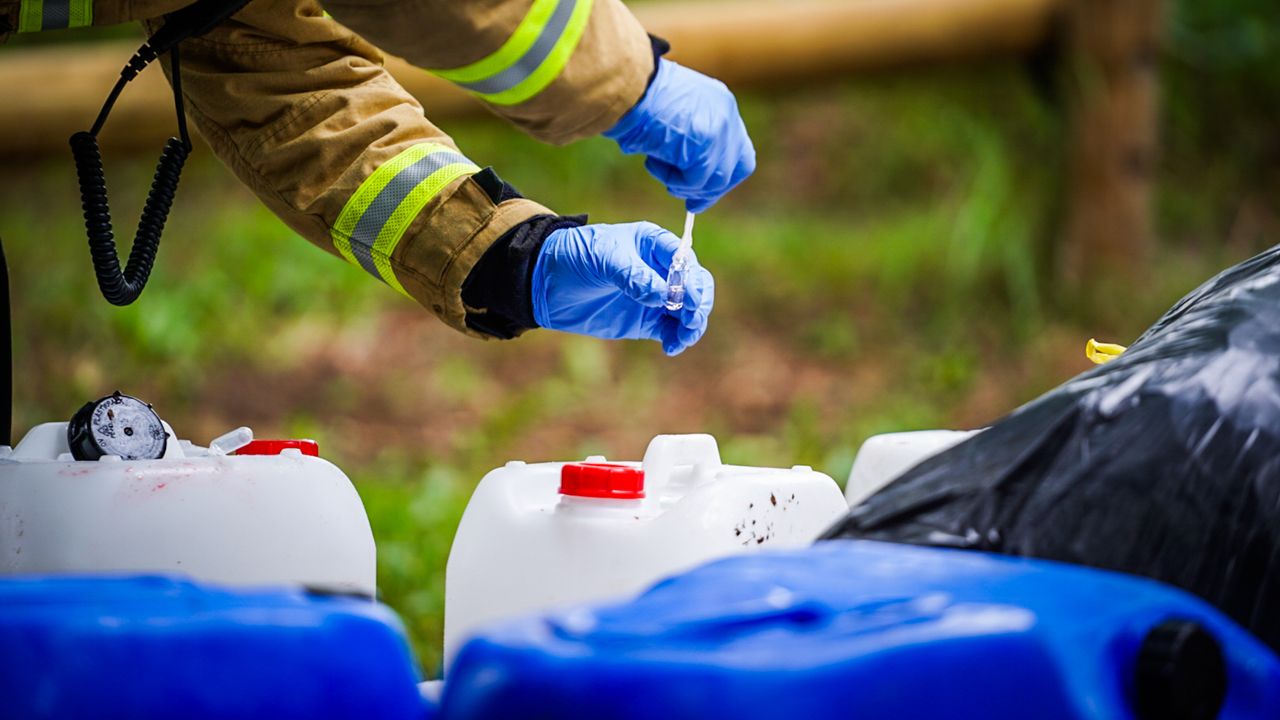 De adviseur gevaarlijke stoffen van de brandweer heeft monsters genomen van de vloeistof in de jerrycans (foto: Sem van Rijssel/SQ Vision).
