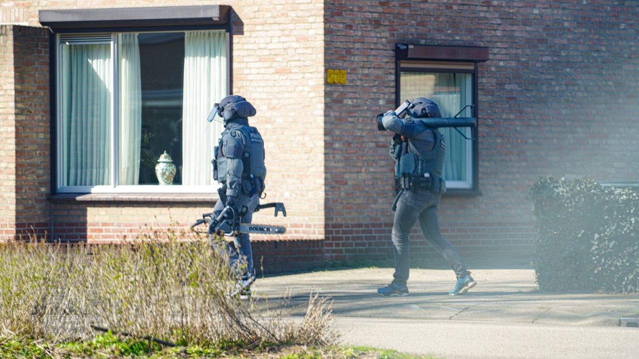 Ophef in de Beringstraat in Geldrop dinsdagochtend (foto: Frank Vlemmix).