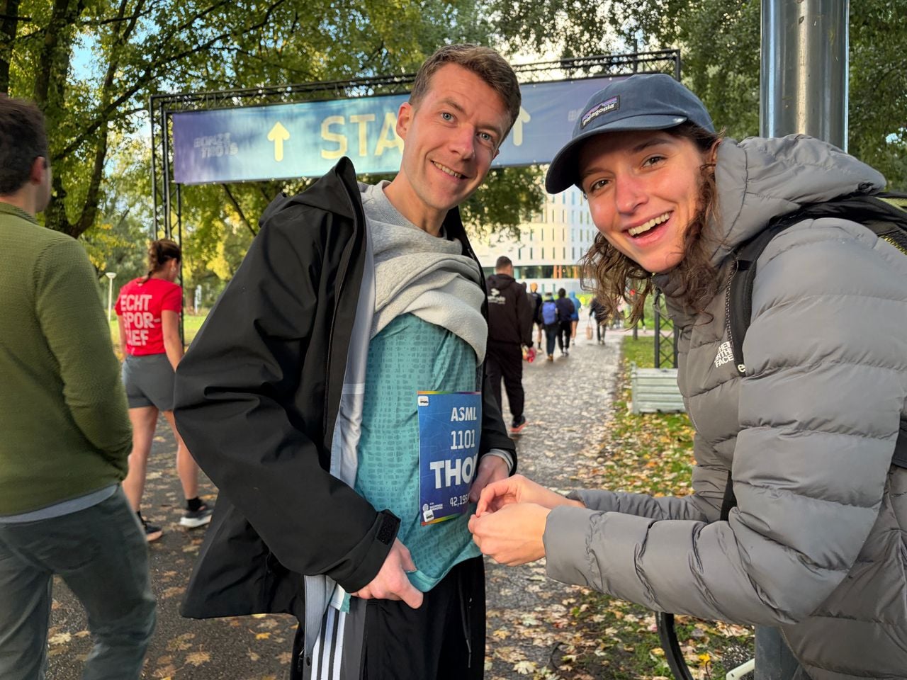 Thom gaat zijn eerste Marathon Eindhoven lopen, Eliene komt hem aanmoedigen (foto: Jan Peels).