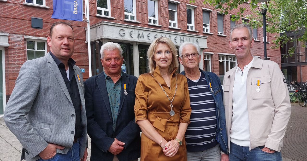 De vier decorandi in Boekel met in het midden burgemeester Caroline van den Elsen (foto: Dorine Cornelissen)/gemeente Boekel).