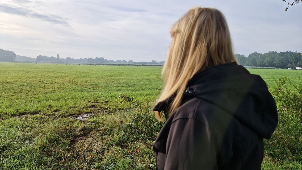 Nettie bewondert de vele ooievaars op Wellenseind (foto: Noël van Hooft).