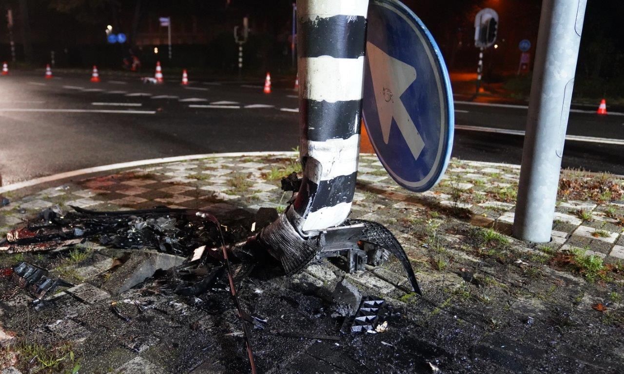 Botsing tegen stoplicht zorgt voor ravage (foto: Bart Meesters/SQ Vision).