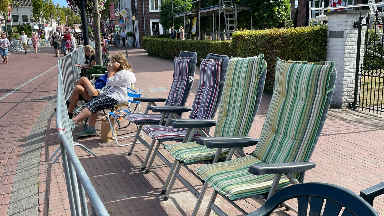 Velen hebben hun stoelen al op tijd klaargezet (foto: Raymond Merkx).